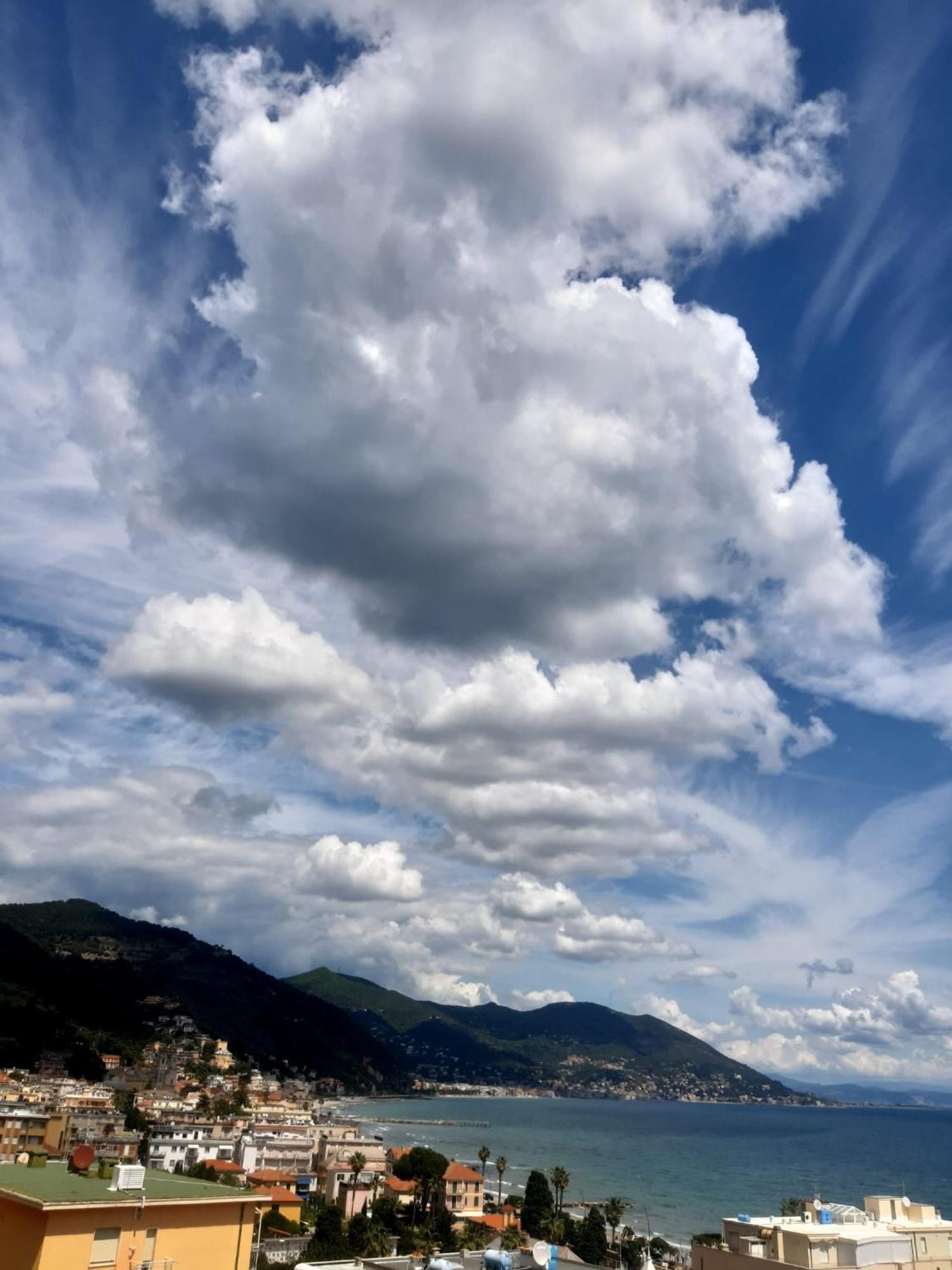 ライグエーリア Spectacular Sea View - 3 Minutes Walk From The Seaヴィラ エクステリア 写真